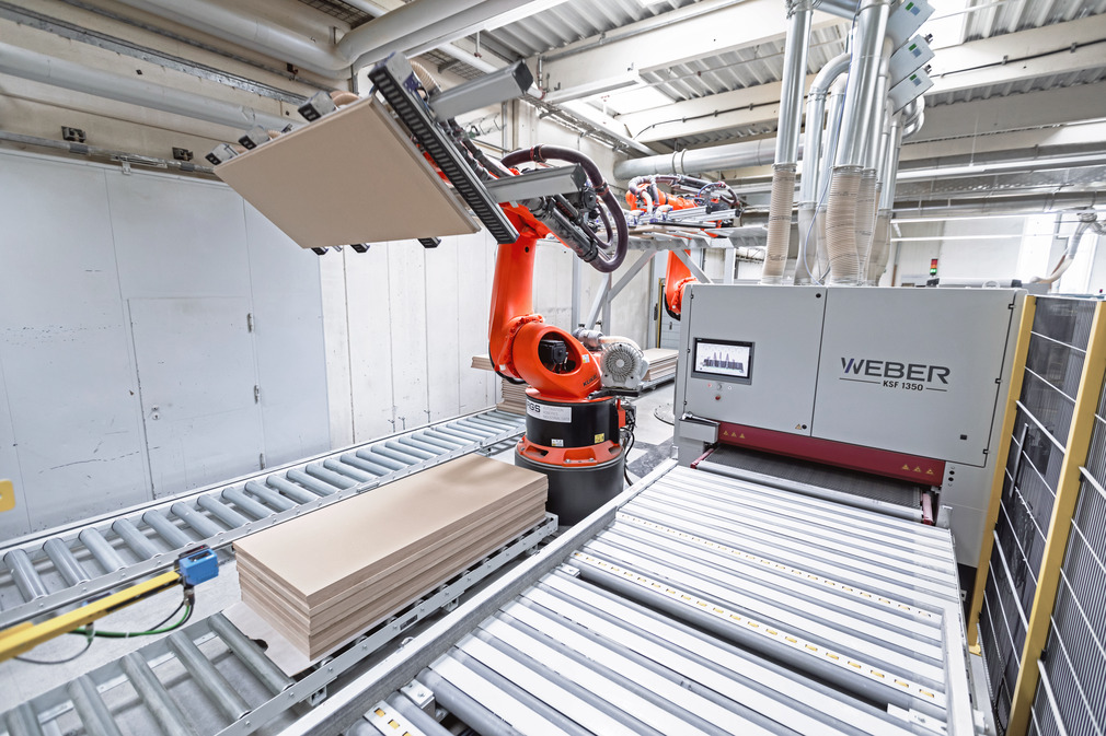 The sanding machine smoothes between 70 and 80 door panels per day on the front and back.